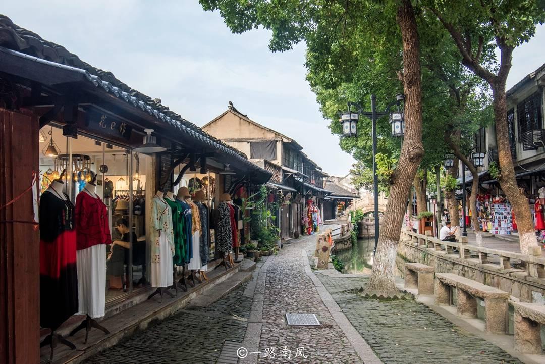 肩膀比较宽的女生，夏天应该怎么穿搭显瘦